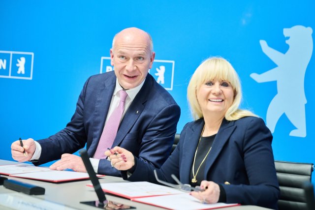Vorwärts Richtung Vergangenheit: Kai Wegner (CDU) und Iris Spranger (SPD) unterschreiben das Olympia-Memorandum