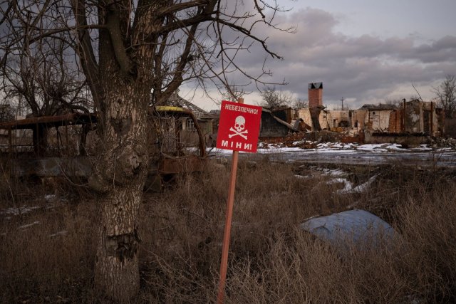 Ein Schild mit der Aufschrift «Minen» steht am Straßenrand des Dorfes Kamjanka am Rande von Isjum. In der Ukraine sind durch den Krieg 2022 zehn Mal so viele Menschen wie im Jahr davor durch Landminen und explosive Überreste des Krieges umgekommen oder verletzt worden.