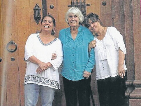 Joan Jara mit ihren Töchtern Amanda und Manuela
