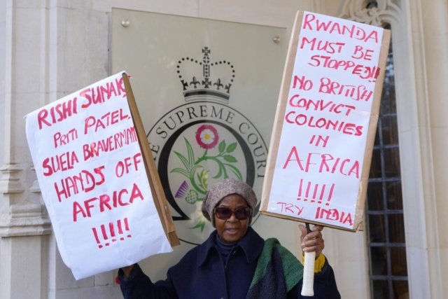 Eine Demonstrantin protestiert vor dem Obersten Gerichtshof in London gegen den neokolonialen Abschiebeplan für Migranten nach Ruanda.
