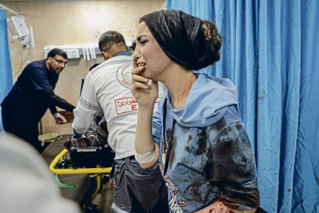 Eine verletzte Palästinenserin in der Notaufnahme des Al-Aqsa-Krankenhauses nach dem israelischen Bombardement von Deir Al-Balah im zentralen Gazastreifen