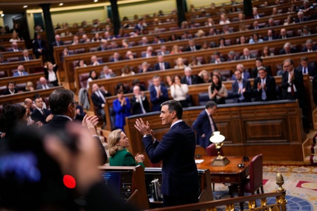 Der Sozialdemokrat Pedro Sanchez (M) und sozialistische Abgeordnete applaudieren während der Amtseinführungsdebatte im spanischen Parlament. Sanchez hat im spanischen Parlament angesichts heftiger Spannungen wegen der Amnestie für katalanische Separatisten um Unterstützung für seine Wahl als neuer Regierungschef geworben.