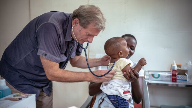 Gerhard Trabert bei seinem jüngsten Hilfseinsatz in Kisumu (Kenia) im November 2023