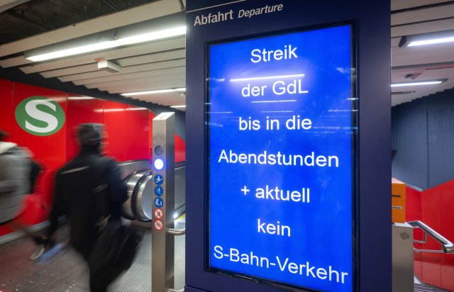 Eine Anzeige weist vor dem Zugang zur S-Bahn am Berlinr Hauptbahnhof auf den Streik der GDL hin.