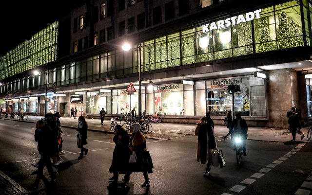 Das Kaufhaus Karstadt am Hermannplatz hat die Weihnachtsbeleuchtung eingeschaltet. +++ dpa-Bildfunk +++