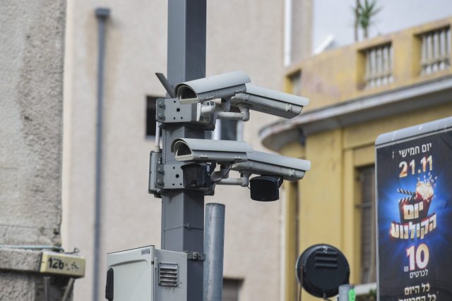 Videoüberwachung in Tel Aviv. In Israel dürfen Behörden nun auch private Kameras hacken und Aufnahmen aus der Ferne löschen.