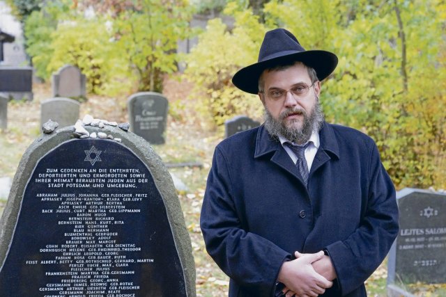 Rabbiner Ariel Kirzon spricht auf dem Jüdischen Friedhof von Potsdam beim Gedenken an die Pogromnacht von 1938.