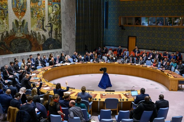 Der Weltsicherheitsrat hat eine völkerrechtlich bindende Resolution mit der Forderung nach tagelangen Feuerpausen im Gazastreifen angenommen.