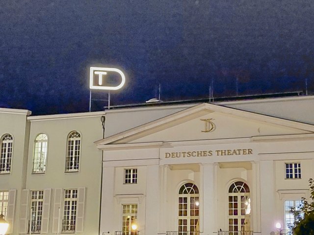Das alte und das neue Logo am Deutschen Theater in Berlin