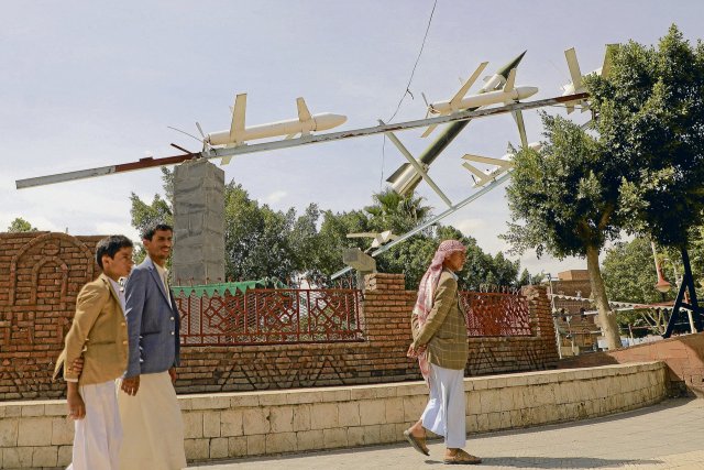 Eine Installation von Militärdrohnen ziert die jemenitische Hauptstadt Sanaa. In nahezu allen Ländern der Region hat die Führung der Revolutionsgarden in den vergangenen Jahrzehnten militante Gruppen bewaffnet, ausgebildet, indoktriniert.
