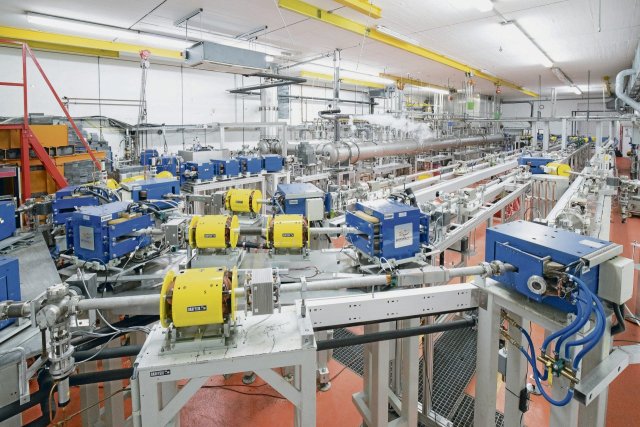 Im Elektronenbeschleuniger »S-DALINAC« am Institut für Kernphysik der Technischen Universität Darmstadt bewegen sich Elektronenpakete mit über 99,9 Prozent der Lichtgeschwindigkeit.
