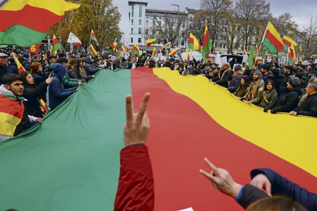 Viele Demonstranten zeigten am Samstag Flaggen der syrisch-kurdischen Region Rojava und ihrer Militäreinheiten, auch im Megaformat.