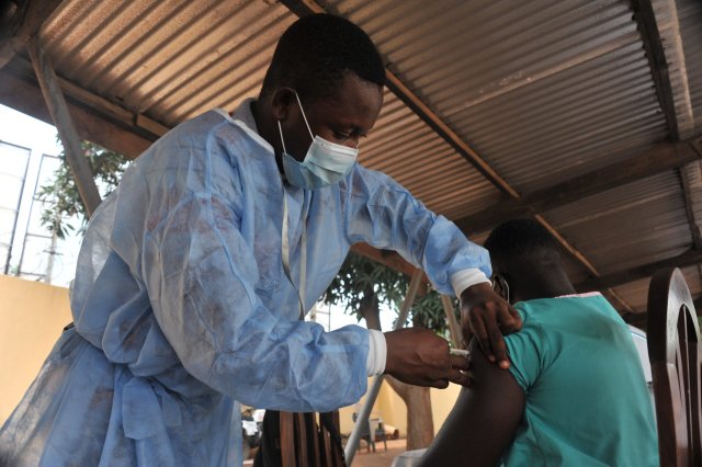 Ein Krankenpfleger bei der Covid-Impfung in Ghana. Das Land verfügt über sehr wenige Gesundheitsfachkräfte, laut WHO sollten diese hier nicht abgeworben werden.