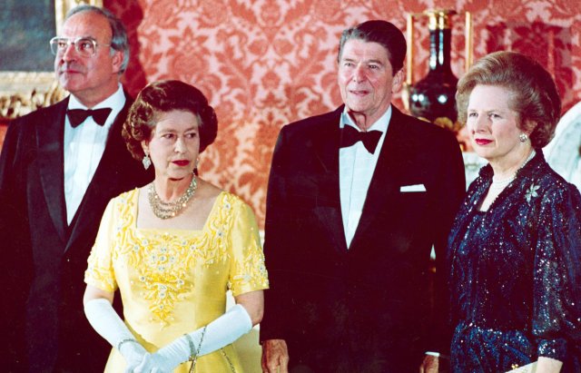 Gruppenbild mit Queen Elizabeth II.: die mächtigen neoliberalen Staatenlenker Helmut Kohl, Ronald Reagan und Margaret Thatcher im Buckingham Palace in London.