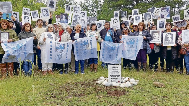 Angehörige von verschwundenen politischen Gefangenen bei der symbolischen Grundsteinlegung für einen Gedenkort in der Ex-Colonia Dignidad