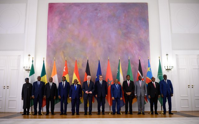 Bundespräsident Frank-Walter Steinmeier steht anlässlich der Konferenz »Compact with Africa« zwischen den Vertretern afrikanischer Länder.