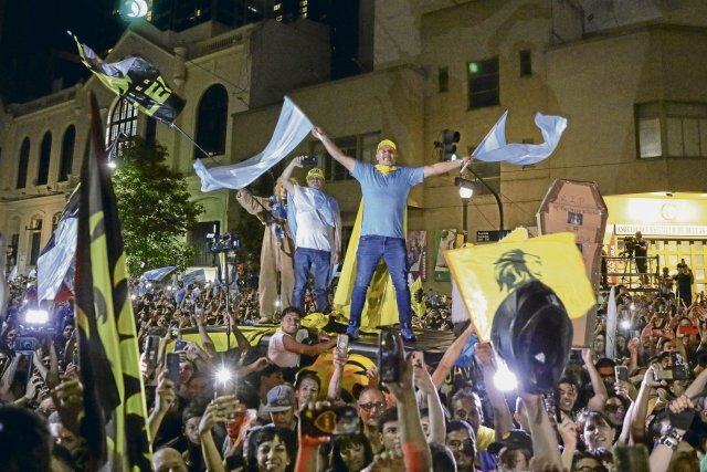 Anhänger von Javier Milei feiern vor dem Hauptquartier der Wahlkampfleitung in Buenos Aires am Sonntagabend den Sieg ihres Kandidaten.