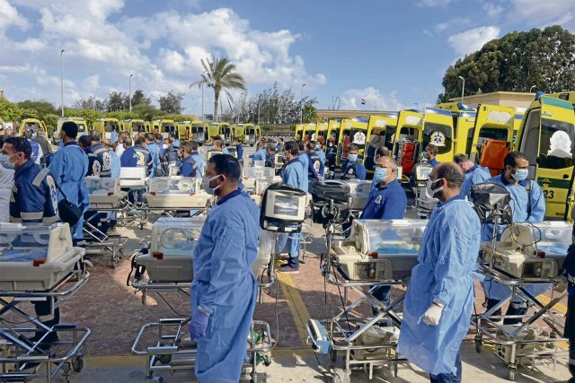 Ägyptische Sanitäter warten mit Inkubatoren in Rafah, um aus dem Gazastreifen evakuierte palästinensische Frühgeborene zu versorgen.