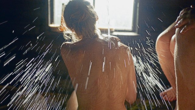 »Insbesondere für Frauen ist die Rauchsauna ein Ort, um sich zu öffnen und nackt in jeder Hinsicht zu sein«, sagt die Regisseurin Anna Hints.
