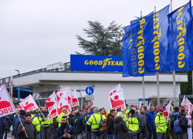 Beschäftigte von Goodyear demonstrierten nach der Betriebsversammlung vor dem Werk mit Fahnen der Industriegewerkschaft Bergbau, Chemie, Energie (IG BCE).