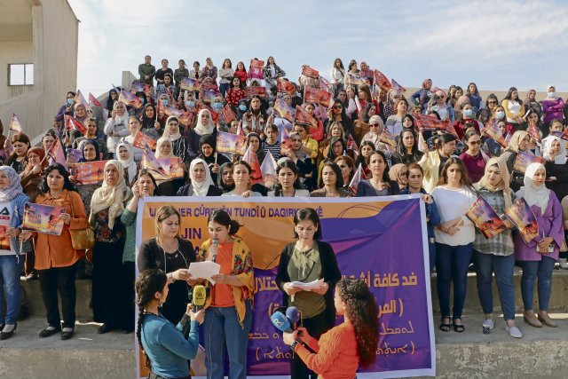 Frauen aus den selbstverwalteten kurdischen Gebieten in Syrien verkünden in Qamishlo das Demonstrations- und Veranstaltungsprogramm anlässlich des »Internationalen Tages gegen patriarchale Gewalt«.