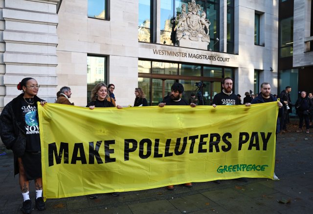 Make polluters pay – Lasst die Verschmutzer zahlen: Demonstratio...