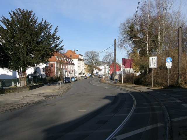 In der Hönower Straße im Mahlsdorfer Ortskern reicht der Platz nicht für zwei Straßenbahngleise und 16000 Autos pro Tag.