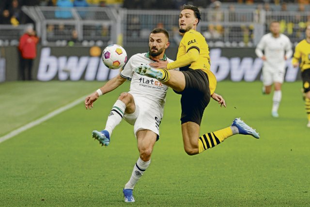 Zurückgekämpft: Ramy Bensebaini (r.) und der BVB gegen Gladbach mit Franck Honorat