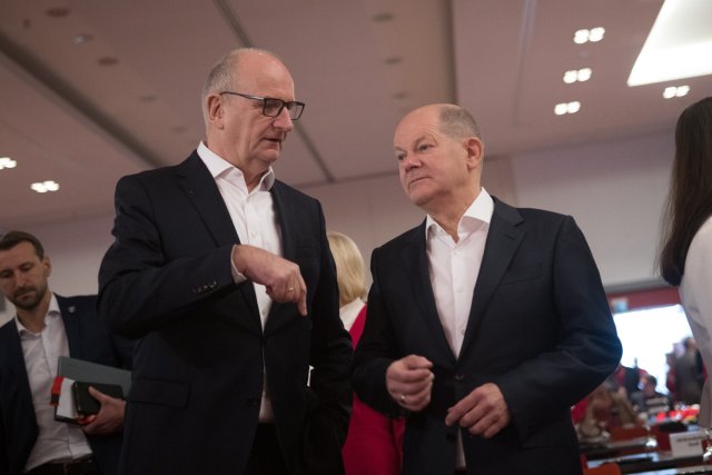 Ministerpräsident Dietmar Woidke (l.) und Kanzler Olaf Scholz be...