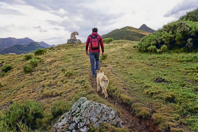 Wanderer im Nationalpark Picos de Europa, im Hintergrund das Bärendenkmal des Collado de Llesba