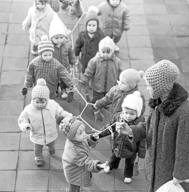 Weil alle an einem Strang ziehen sollten, war Individualismus in der DDR-Erziehung keine geförderte Eigenschaft. Kindergruppe in Berlin-Mahlsdorf, 1971