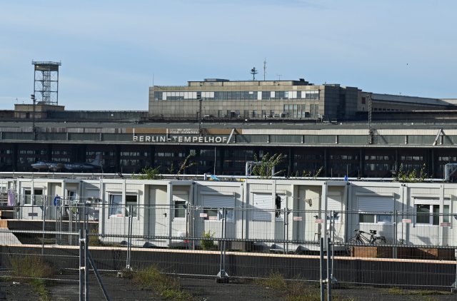 Die aktuell bebaute Fläche auf dem Tempelhofer Feld wird für etwa 80 Container zur Unterbringung Geflüchteter verwendet.