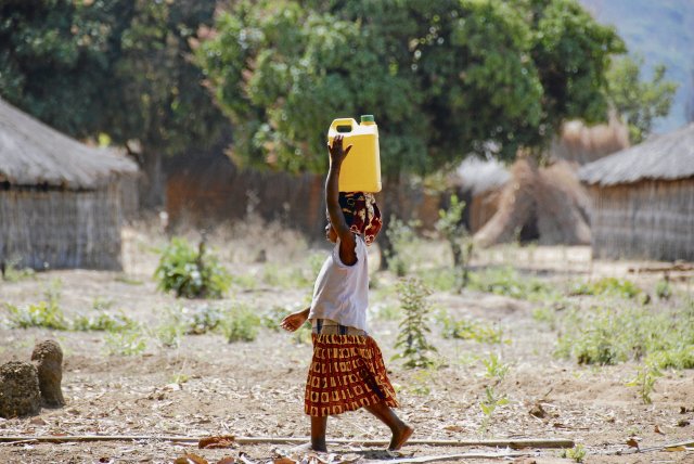 Wasserholen ist auch in Mosambik oft Aufgabe der Mädchen.