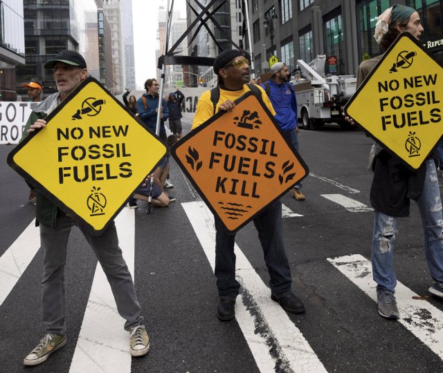 Klimaaktivisten in New York gegen neue Projekte für fossile Bren...