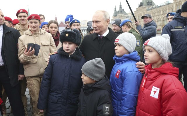 Wladimir Putin zeigt sich gerne mit Kindern. Er will, dass es in...