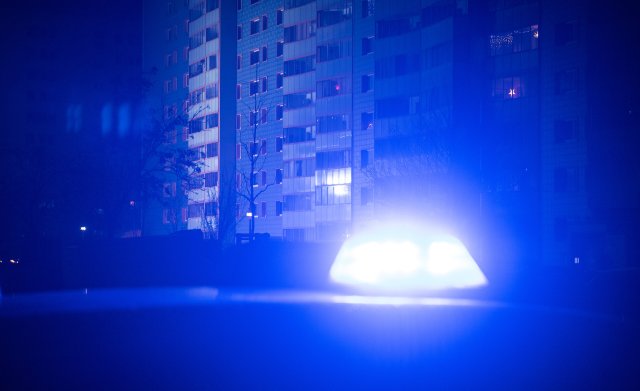 Ein Polizeiwagen steht vor einem Hochhaus im Stadtteil Neu-Hohen...