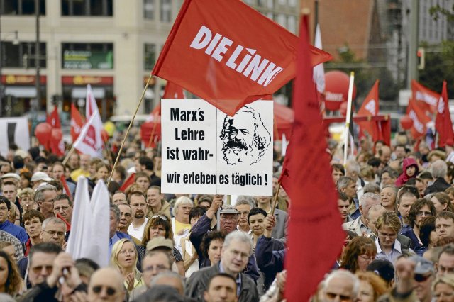 Demonstration in Berlin: Die Werke von Karl Marx und Friedrich E...