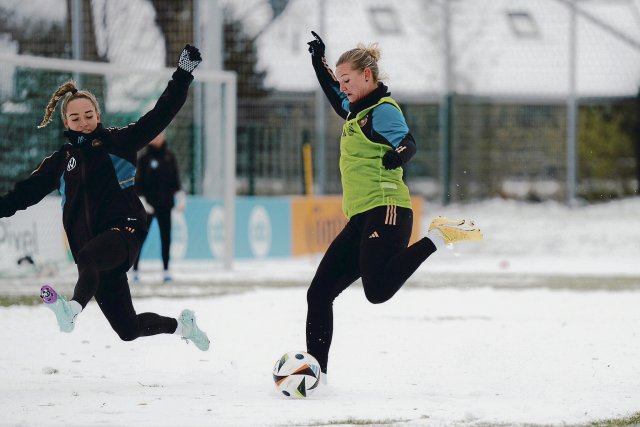 Das erste Training der DFB-Spielerinnen musste noch auf Schnee ausgetragen werden. Das nahm ihnen aber nicht den Spaß.