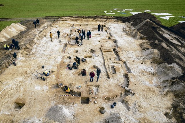 Der neu entdeckte Grundriss eines großen Hauses, möglicherweise einer Versammlungshalle, aus der Bronzezeit in der Nähe von Seddin.