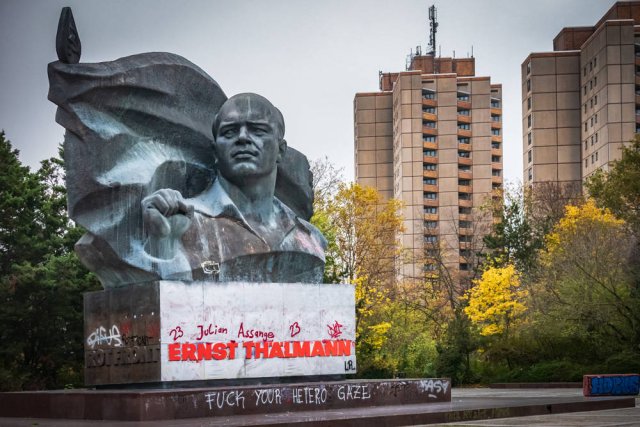 Obenrum Lenin: das Thälmann-Denkmal im Plattenbau-Wohngebiet an der Greifswalder Straße
