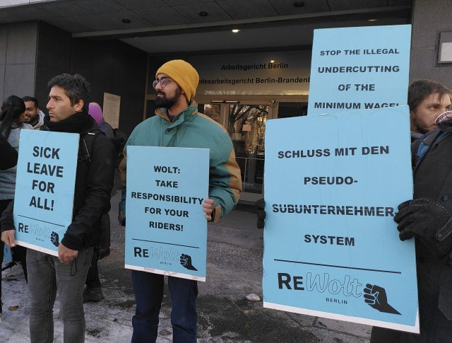 Nach der Verhandlung am 30.11. bringen Unterstützer*innen ihre Kritik am Lieferdienst Wolt zum Ausdruck.