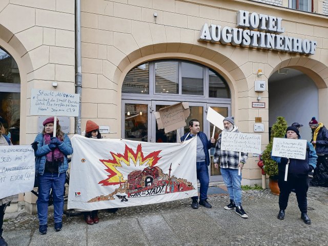 Die Union für Obdachlosenrechte demonstriert gegen die Schließung der 24/7-Notunterkunft im Augustinenhof der Stadtmission.
