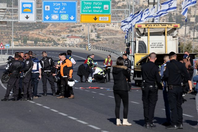 Israelische Sicherheitskräfte inspizieren den Tatort nach dem At...