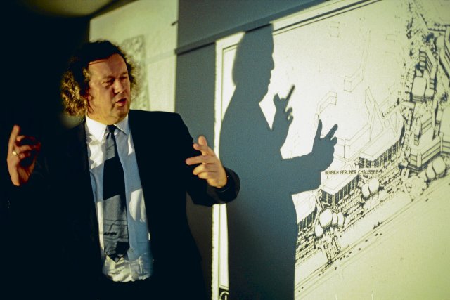 Architekturprofessor Wolf R. Eisentraut in seinem Berliner Büro