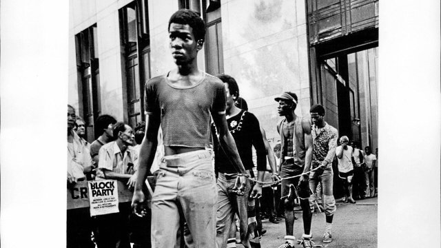 Rassistische Klassenjustiz, 14. Juli 1977 in New York City: öffentliche Festnahme von schwarzen Männern, denen die Teilnahme an Plünderungen vorgeworfen wird.