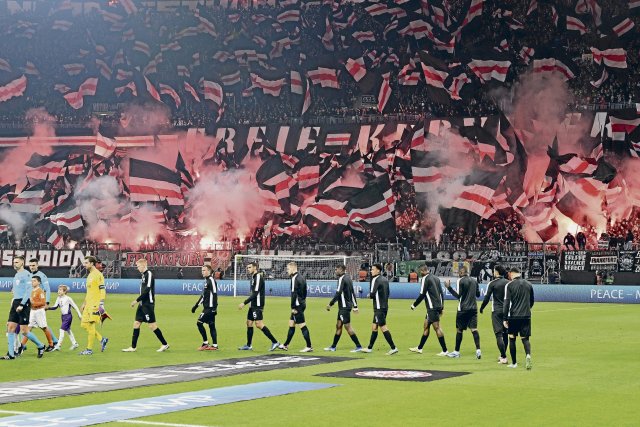 Beim Europapokalspiel gegen Saloniki beließen es die Fans von Eintracht Frankfurt bei Pyrotechnik und Fahnenschwenken.