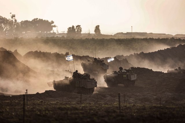 Israelische Panzer bewegen sich in der Nähe der Grenze zwischen ...