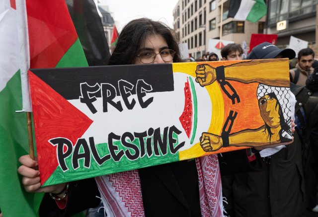 »Free Palestine« steht auf einem Plakat auf einer pro-palästinen...