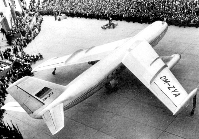 Großer Bahnhof mit Staatschef und begeisterten Werktätigen: Im März 1958 rollte der Prototyp der »152« erstmals aus der Halle, am 4. Dezember startete die Maschine zum Erstflug.