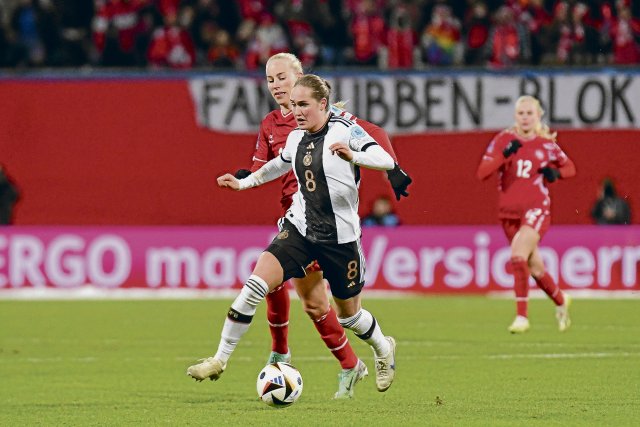 Guter Auftritt: Sydney Lohmann (r.) und die DFB-Elf gegen Däneamrk mit Amalie Vangsgaard